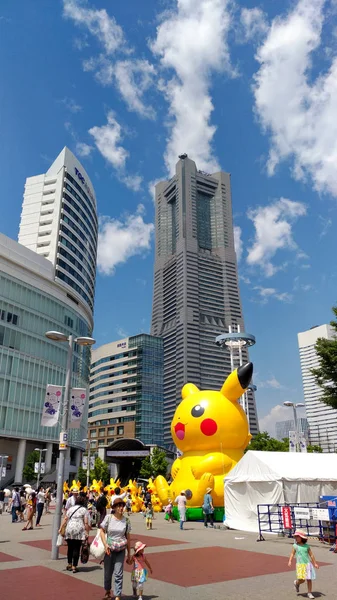 Yokohama, Japão - 09 de agosto de 2017: Pikachu Outbreak! Em 2017. Um evento do mundo real organizado pela The Pok? mon Company na área de Yokohama Minato Mirai 21, Japão, entre 9 de agosto e 15 de agosto de 2017 — Fotografia de Stock