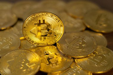 Cüzdanda altın Bitcoin sikkeleri var. Yeni bir iş finansmanı konsepti