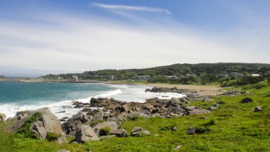 Aomori, Japonya. 08 Ağustos 2016 : Tanesashi kaigan Sahili. Sahil şeridi hem kumlu hem de kayalık plajlar ve çimenli çayırlar manzaralıdır. Hachinohe, Aomori, Japonya