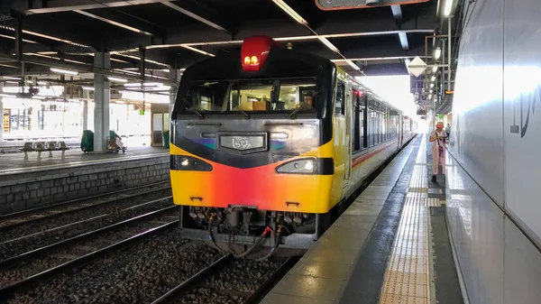 Niigata, Japán. Aug 03, 2017: Kelet-japán vasúti gono line Resort Shirakami városnéző vonat Akita állomáson. a East Jr cég által üzemeltetett Akita-tól az Aomori-ig terjedő vonattúrák — Stock Fotó