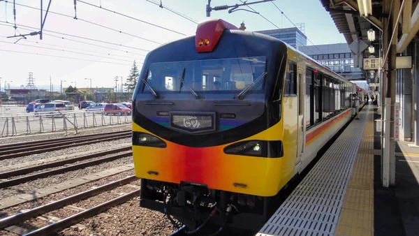 Akita, Japan-aug 11, 2016: uitzicht op Japan Railway Gono lijn van Resort Shirakami sightseeing trein. de trein rijdt van Akita naar Aomori, uitgevoerd door de JR East Company — Stockfoto