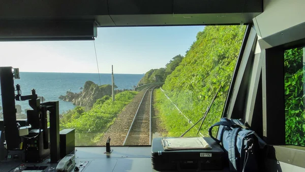 Akita, Japón - 11 de agosto de 2016: Vista de Japón Línea de ferrocarril Gono desde el Resort Shirakami turismo tren. los trayectos en tren de Akita a Aomori, explotados por la empresa JR East — Foto de Stock