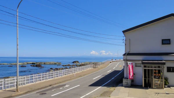 Akita, Japonia-11 sierpnia 2016: Senjojiki Station w mieście Fukaura. Niektóre pociągi Resort Shirakami zatrzymują się 15 minut na tym dworcu, pasażer może wyjść z pociągu wybrać się na spacer wzdłuż brzegu — Zdjęcie stockowe