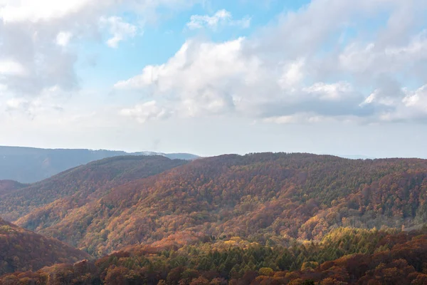 Herfst gebladerte landschap uitzicht, prachtige landschappen. Fall is vol met prachtige kleuren. Hele berg en vallei is badend in verschillende tinten van rood, oranje en gouden kleuren achtergrond — Stockfoto