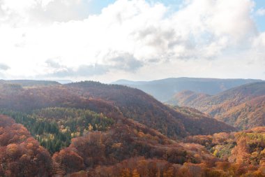 Sonbahar yeşillik manzara görünümü, güzel manzaralar. Sonbahar muhteşem renklerle doludur. Tüm dağ ve vadi kırmızı, turuncu ve altın renkteki arka planda farklı tonların içinde yıkanmış
