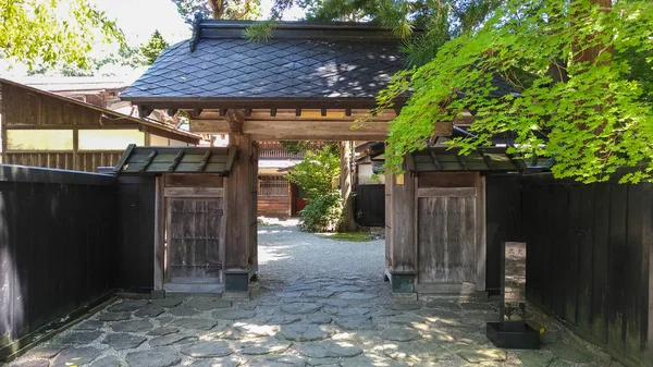 Rua Kakunodate Bukeyashiki. aqui ainda tem a paisagem urbana que foi construída há cerca de 300 anos. É conhecido como um lugar com muitas casas antigas onde os samurais viviam. Akita, Japão. AGO 05, 2017 — Fotografia de Stock