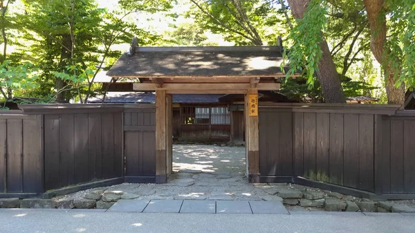 Улица Букеясики. Здесь до сих пор сохранился городской пейзаж, построенный около 300 лет назад. Он известен как место со многими старыми домами, где раньше жили самураи. Акита, Япония. 5 августа 2017 г. — стоковое фото