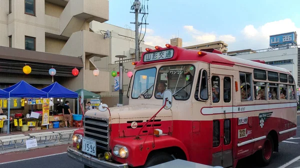 山形花笠祭期間中の山形市の街並み。日本の東北地方の夏祭りの一つ。毎年8月5日から7日まで開催。山形県2017年8月05日 — ストック写真