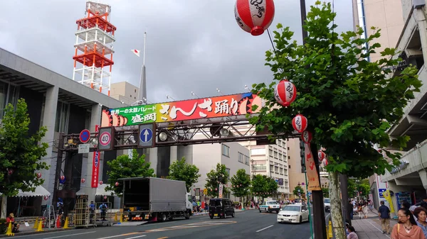 Prefectura de Iwate, Japón - AGO 04 2017: Vista de la ciudad de Morioka, durante el Festival de Sansa Odori, los ciudadanos pueden disfrutar viendo la danza tradicional y el rendimiento —  Fotos de Stock