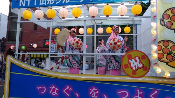 Yamagata Hanagasa Matsuri festivali sırasında Yamagata kentinin şehir manzarası. Japonya 'da Tohoku bölgesinin büyük yaz festivallerinden biri. Her yıl 5-7 Ağustos tarihleri arasında düzenlenmiştir. Yamagata, Japonya. 05 Ağustos 2017 — Stok fotoğraf
