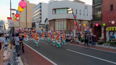 Yamagata Hanagasa Matsuri festivali sırasında Yamagata kentinin şehir manzarası. Japonya 'da Tohoku bölgesinin büyük yaz festivallerinden biri. Her yıl 5-7 Ağustos tarihleri arasında düzenlenmiştir. Yamagata, Japonya. 05 Ağustos 2017
