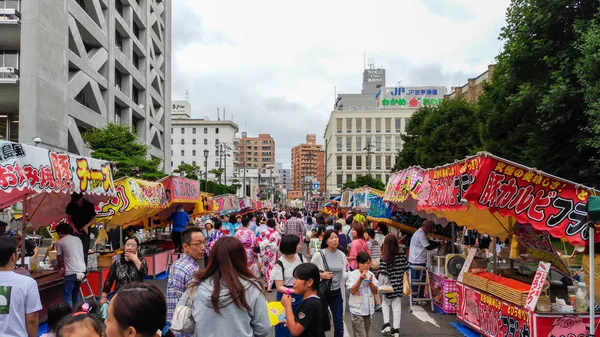 Prefektura Iwate, Japonsko-srpen 04 2017: městský pohled na Morioku během festivalu v Sansa Odori, občané se mohou těšit z pozorování tradičního tance a představení — Stock fotografie