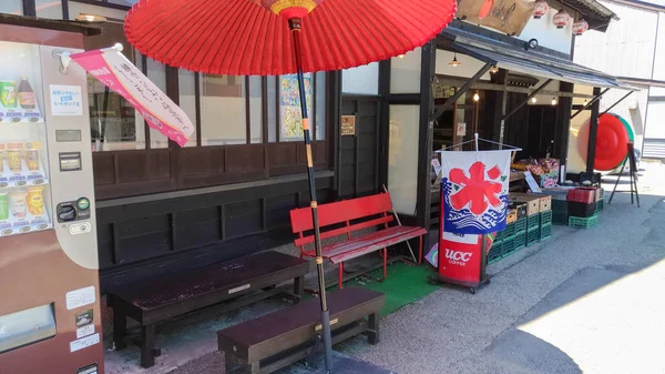 Akita, Japón. 05 AGO 2017: Vista de la calle de Kakunodate, una ciudad ubicada en el distrito de Senboku, Prefectura de Akita, Japón. Kakunodate es famoso por el Bukeyashiki (residencias samurai ) —  Fotos de Stock