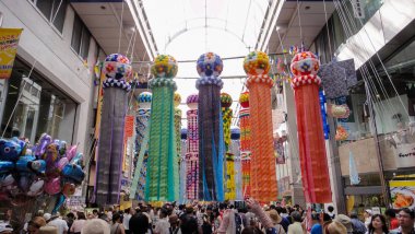 Sendai, Japonya - 6 Ağustos 2016 : Sendai Tanabata Matsuri. Festival sırasında tüm Sendai şehir ve komşu alışveriş bölgeleri ayrıntılı zarif renkli kağıt ve bambu süslemeleri ile doludur