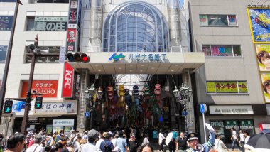 Sendai, Japonya - 6 Ağustos 2016 : Sendai Tanabata Matsuri. Festival sırasında tüm Sendai şehir ve komşu alışveriş bölgeleri ayrıntılı zarif renkli kağıt ve bambu süslemeleri ile doludur