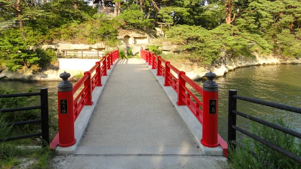 Ilha Ojima na cidade de Matsushima. localizado no outro lado da ponte de Togetsu vermilion-lacada. Parte da famosa Baía de Matsushima, as Três Vistas do Japão, Prefeitura de Miyagi, Japão. AGO 08, 2016 — Fotografia de Stock