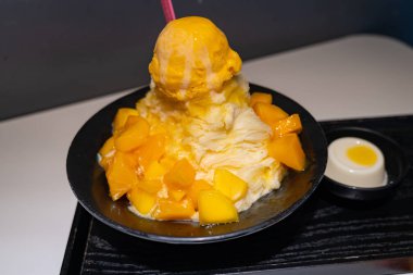 Mango meyve şurubu ile hizmet buz ve mango dondurma süt lezzet tıraş