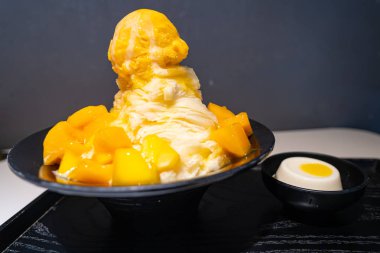 Mango meyve şurubu ile hizmet buz ve mango dondurma süt lezzet tıraş