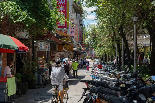 Vista para a rua do distrito de Wanhua, nas proximidades do famoso Templo Lungshan, em Taipei, Taiwan. AUG 05, 2019 — Fotografia de Stock