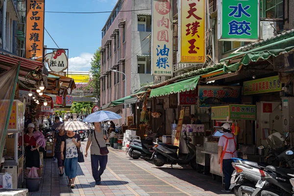 Vista para a rua do distrito de Wanhua, nas proximidades do famoso Templo Lungshan, em Taipei, Taiwan. AUG 05, 2019 — Fotografia de Stock