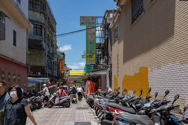 Widok na ulicę w dzielnicy Wanhua w pobliżu słynnej świątyni Lungshan w Tajpej na Tajwanie. Sie 05, 2019 w — Zdjęcie stockowe