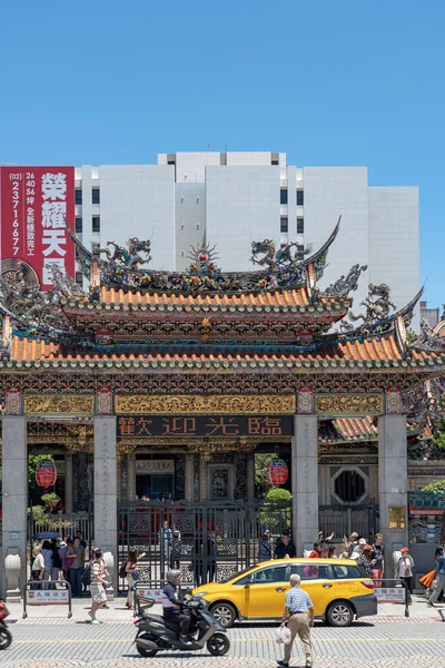 Brama Bangka Longshan Temple, to chińska świątynia religijna Ludowa w dzielnicy Wanhua. Piękny budynek architektoniki i popularne miejsce w Tajpej, Tajwan. Sie 05, 2019 w — Zdjęcie stockowe