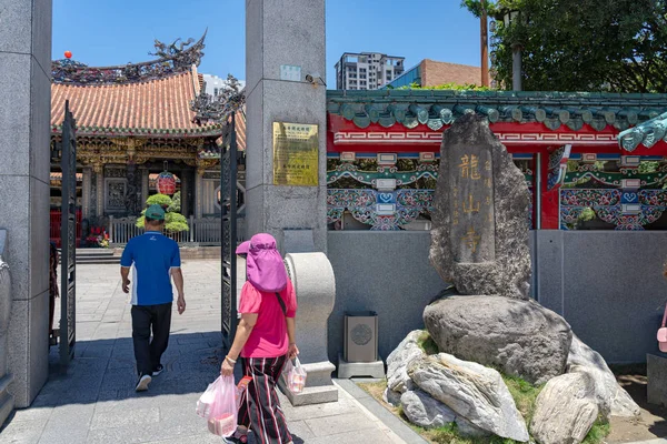 Kamienny pomnik Bangka Longshan Temple, to chińska świątynia religijna Ludowa w dzielnicy Wanhua. Piękny budynek architektoniki i popularne miejsce w Tajpej, Tajwan. Sie 05, 2019 w — Zdjęcie stockowe
