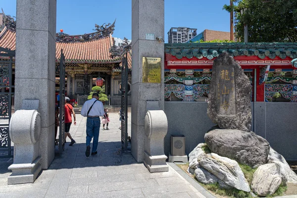 Monumento de pedra de Bangka Longshan Temple, é um templo religioso popular chinês no distrito de Wanhua. Um belo edifício de arquitetura e lugar popular na cidade de Taipei, Taiwan. AUG 05, 2019 — Fotografia de Stock