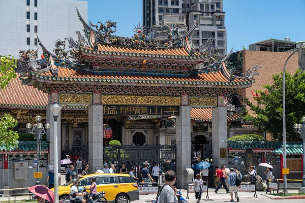 Puerta del templo Bangka Longshan, es un templo religioso popular chino en el distrito de Wanhua. Un hermoso edificio de arquitectura y un lugar popular en la ciudad de Taipei, Taiwán. AGO 05, 2019 —  Fotos de Stock