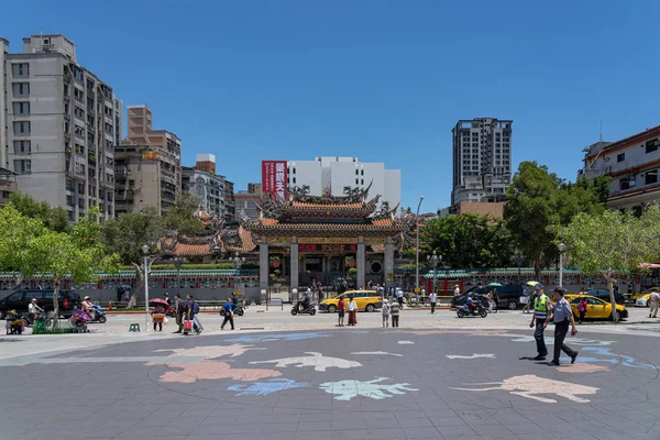 Plac przed świątynią Bangka Longshan, jest chińska świątynia religijna Ludowa w dzielnicy Wanhua. Piękny budynek architektoniki i popularne miejsce w Tajpej, Tajwan. Sie 05, 2019 w — Zdjęcie stockowe