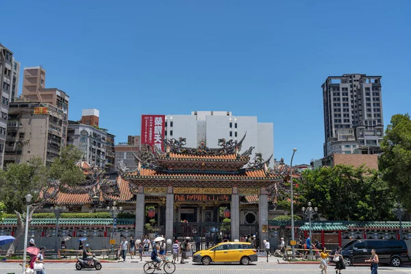 Brama Bangka Longshan Temple, to chińska świątynia religijna Ludowa w dzielnicy Wanhua. Piękny budynek architektoniki i popularne miejsce w Tajpej, Tajwan. Sie 05, 2019 w — Zdjęcie stockowe