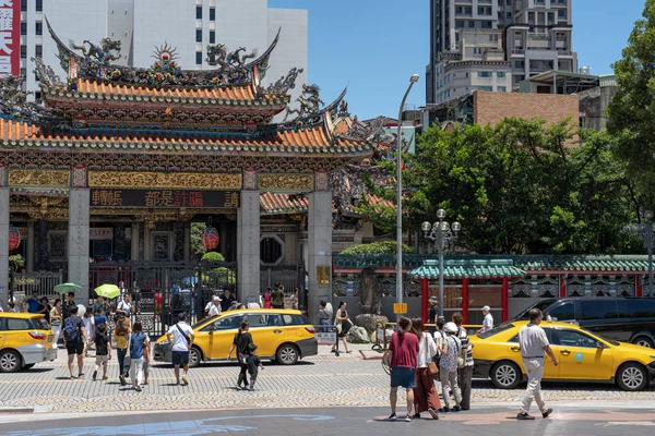 Brama Bangka Longshan Temple, to chińska świątynia religijna Ludowa w dzielnicy Wanhua. Piękny budynek architektoniki i popularne miejsce w Tajpej, Tajwan. Sie 05, 2019 w — Zdjęcie stockowe