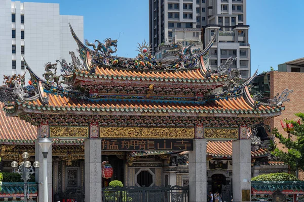 Gate of Bangka Longshan Temple é um templo religioso popular chinês no distrito de Wanhua. Um belo edifício de arquitetura e lugar popular na cidade de Taipei, Taiwan. AUG 05, 2019 — Fotografia de Stock