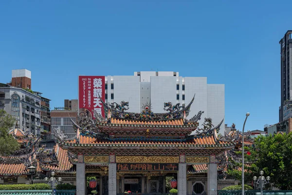 Brama Bangka Longshan Temple, to chińska świątynia religijna Ludowa w dzielnicy Wanhua. Piękny budynek architektoniki i popularne miejsce w Tajpej, Tajwan. Sie 05, 2019 w — Zdjęcie stockowe