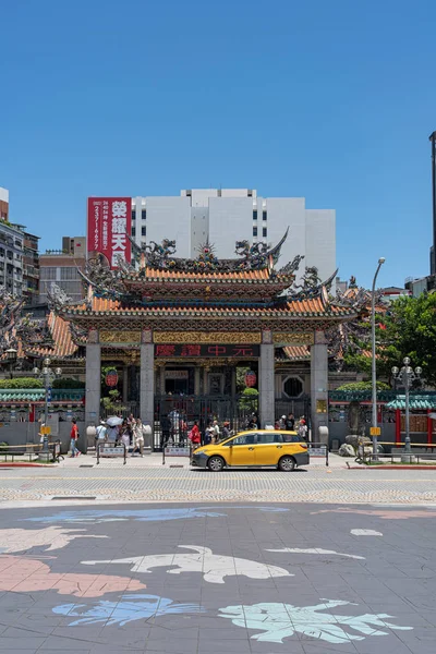 Piazza di fronte al Tempio di Bangka Longshan, è un tempio religioso popolare cinese nel distretto di Wanhua. Un bellissimo edificio di architettura e luogo popolare nella città di Taipei, Taiwan. Ago 05, 2019 — Foto Stock