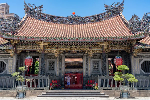 Bangka Longshan Temple é um templo religioso popular chinês no distrito de Wanhua. Um belo edifício de arquitetura e lugar popular na cidade de Taipei, Taiwan. (Língua em chinês é Longshan Temple ) — Fotografia de Stock