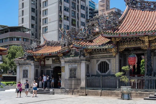 Bangka Longshan Temple é um templo religioso popular chinês no distrito de Wanhua. Um belo edifício de arquitetura e lugar popular na cidade de Taipei, Taiwan. AUG 05, 2019 — Fotografia de Stock