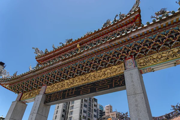 Brama Bangka Longshan Temple, to chińska świątynia religijna Ludowa w dzielnicy Wanhua. Piękny budynek architektoniki, popularne miejsce w Tajpej, Tajwan. (Język w języku chińskim jest Longshan Temple) — Zdjęcie stockowe