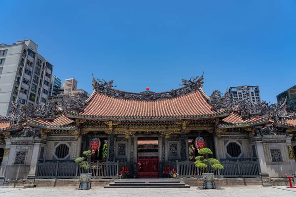 Bangka Longshan Temple, to chińska świątynia religijna Ludowa w dzielnicy Wanhua. Piękny budynek architektoniki i popularne miejsce w Tajpej, Tajwan. (Język w języku chińskim jest Longshan Temple) — Zdjęcie stockowe