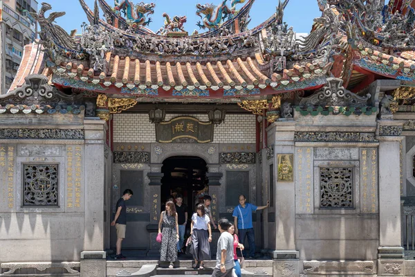 Bangka Longshan Temple é um templo religioso popular chinês no distrito de Wanhua. Um belo edifício de arquitetura e lugar popular na cidade de Taipei, Taiwan. AUG 05, 2019 — Fotografia de Stock