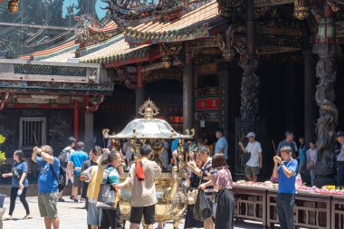 Ey inananlar Bangka Longshan Tapınağı'nda dindarca ibadet ederler. Wanhua İlçesi'nde bir Çin halk dini tapınak. Güzel bir mimari bina ve Taipei şehir, Tayvan popüler bir yer. 05 Ağustos 2019