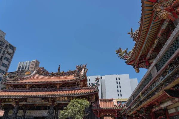 邦卡龙山寺，是万华区的一座中国民间宗教寺庙。美丽的建筑，在台湾台北市很受欢迎的地方。（汉语语言是龙山寺）) — 图库照片