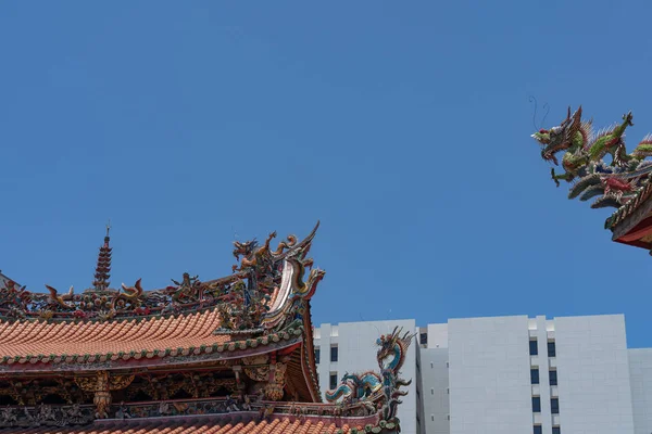 邦卡龙山寺，是万华区的一座中国民间宗教寺庙。台湾台北市一座美丽的建筑，很受欢迎. — 图库照片