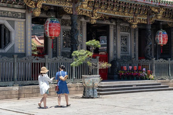 Os crentes adoram piedosamente no Templo Bangka Longshan. É um templo religioso popular chinês no distrito de Wanhua. Um belo edifício de arquitetura e lugar popular na cidade de Taipei, Taiwan. AUG 05, 2019 — Fotografia de Stock