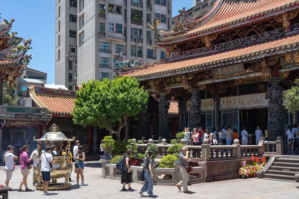 Wierzący pobożnie czczą w świątyni Bangka Longshan. Jest chińska świątynia religijna Ludowa w dzielnicy Wanhua. Piękny budynek architektoniki i popularne miejsce w Tajpej, Tajwan. Sie 05, 2019 w — Zdjęcie stockowe