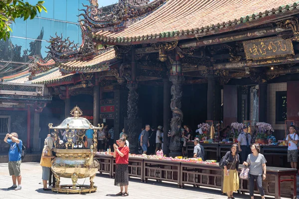 I credenti devotamente adorano nel Tempio di Bangka Longshan. È un tempio religioso popolare cinese nel distretto di Wanhua. Un bellissimo edificio di architettura e luogo popolare nella città di Taipei, Taiwan. Ago 05, 2019 — Foto Stock