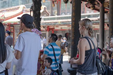 Ey inananlar Bangka Longshan Tapınağı'nda dindarca ibadet ederler. Wanhua İlçesi'nde bir Çin halk dini tapınak. Güzel bir mimari bina ve Taipei şehir, Tayvan popüler bir yer. 05 Ağustos 2019