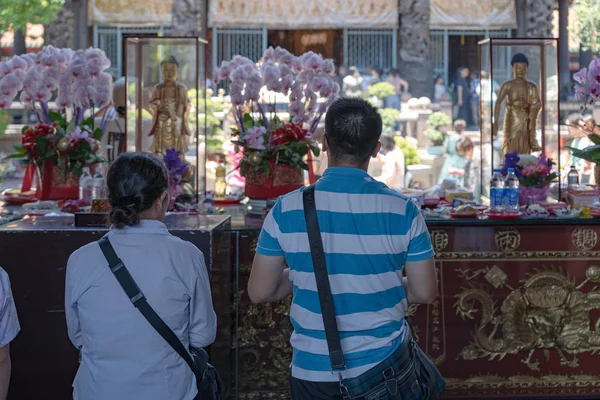 Os crentes adoram piedosamente no Templo Bangka Longshan. É um templo religioso popular chinês no distrito de Wanhua, na cidade de Taipei, Taiwan. (Língua em chinês é tempo favorável ) — Fotografia de Stock