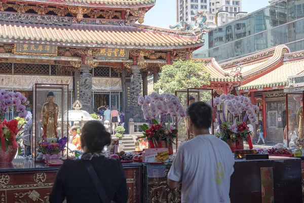 Os crentes adoram piedosamente no Templo Bangka Longshan. É um templo religioso popular chinês no distrito de Wanhua. Um belo edifício de arquitetura e lugar popular na cidade de Taipei, Taiwan. AUG 05, 2019 — Fotografia de Stock