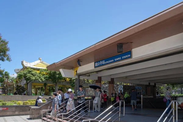 Estação de metro Longshan Temple. servida pelo Metro de Taipei. A estação foi nomeada em homenagem ao famoso Templo Lungshan em Taipei, Taiwan. AUG 05, 2019 — Fotografia de Stock